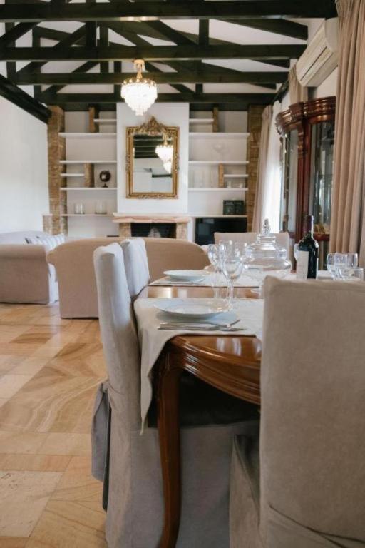 Marble Luxury Suites Karteros Esterno foto