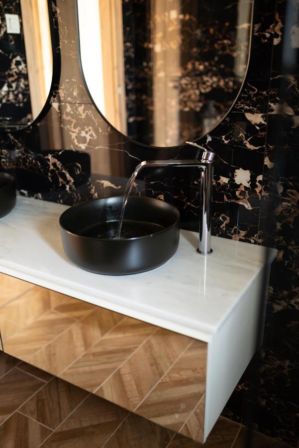 Marble Luxury Suites Karteros Esterno foto