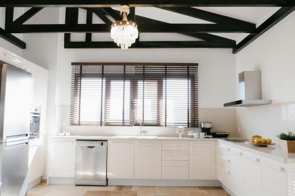 Marble Luxury Suites Karteros Esterno foto